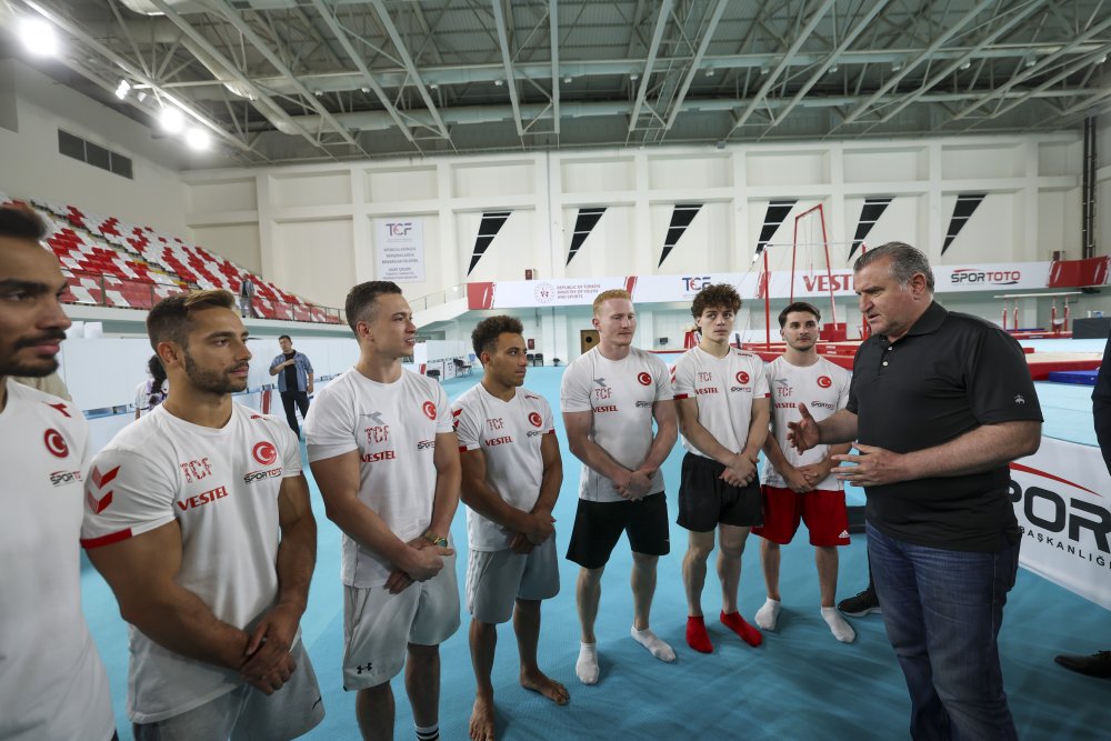 Bakan Bak'tan Paris Olimpiyatları’na hazırlanan sporculara destek ziyareti