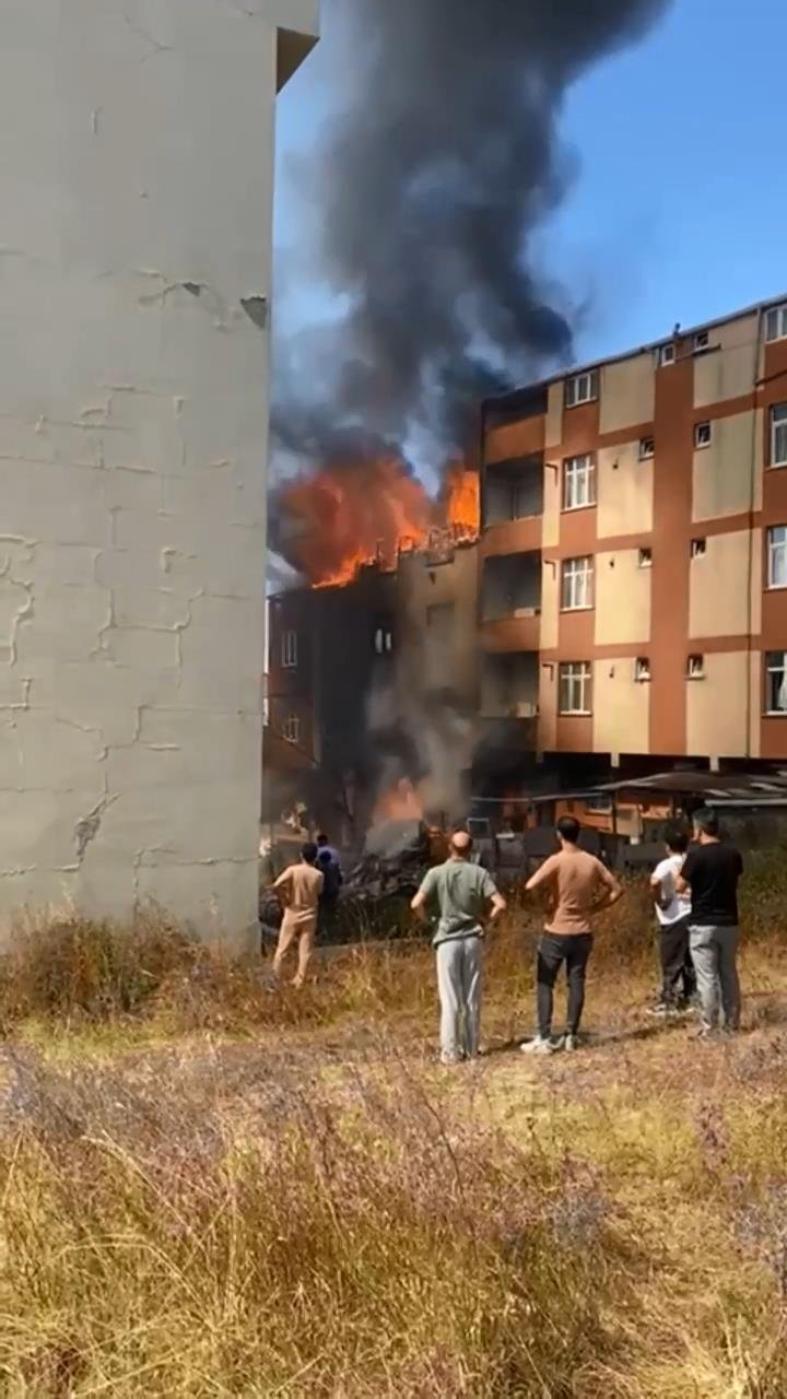 İstanbul Arnavutköy’de korkutan yangın!