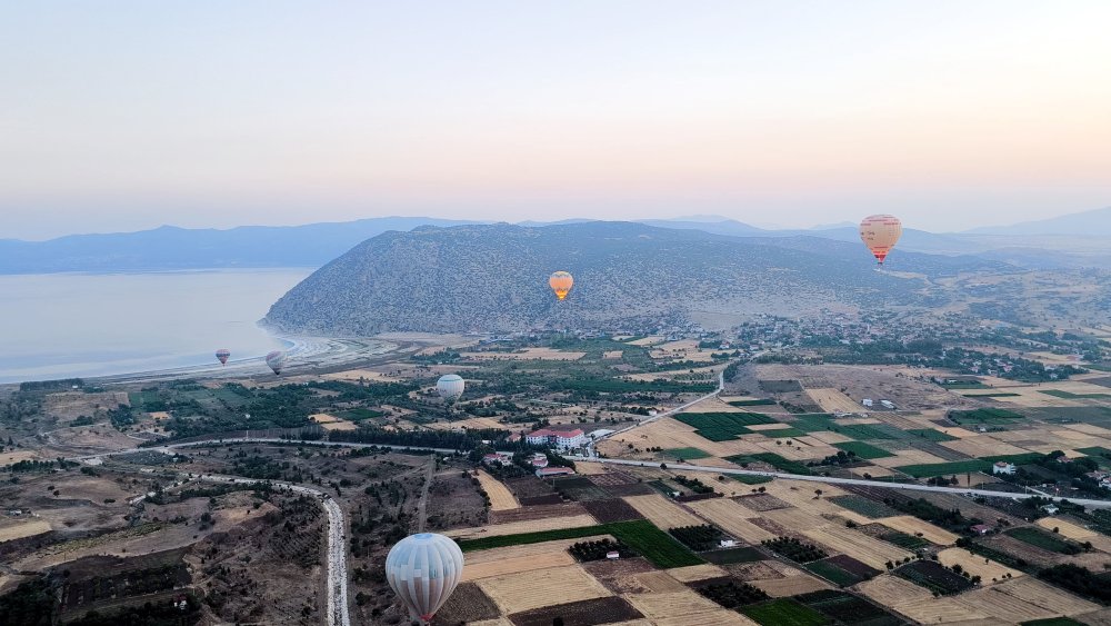 Salda Gölü'nü, sıcak hava balonlarıyla keşfettiler