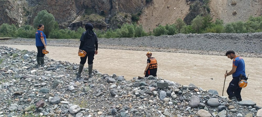 Tortum Çayı'na sürüklenen araçtaki bebek için 50 kişilik ekiple aramalar sürüyor