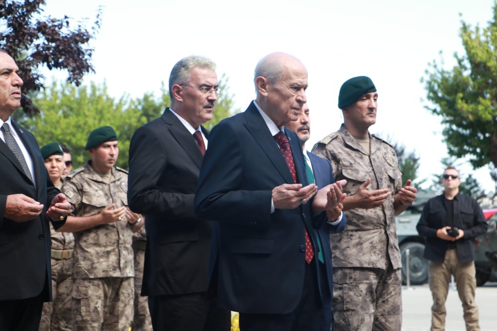 Bahçeli'den, 15 Temmuz'da bombalanan Özel Harekat Başkanlığı'na ziyaret