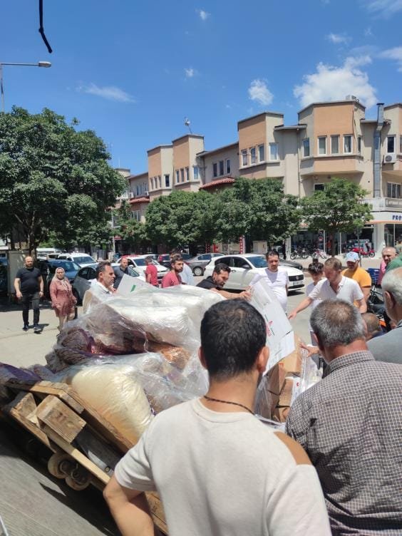 Paletle taşıdığı gıda ürünleri üzerine düşen işçi yaralandı