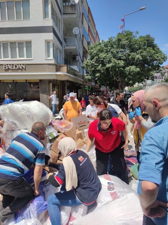 Paletle taşıdığı gıda ürünleri üzerine düşen işçi yaralandı