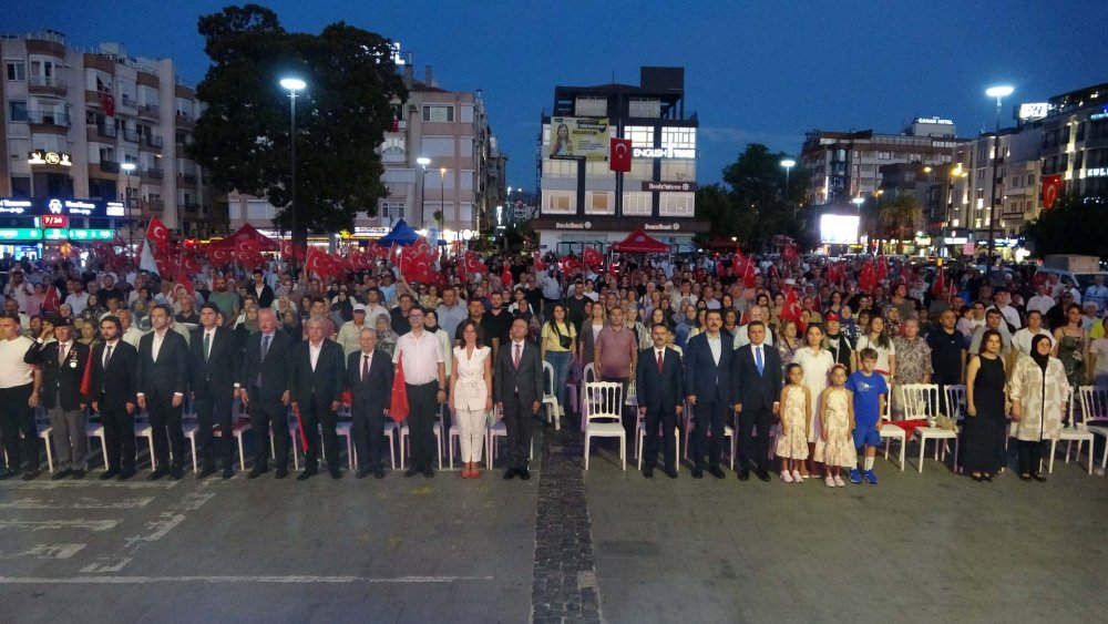 Çanakkale Cumhuriyet Meydanı'nda 15 Temmuz töreni