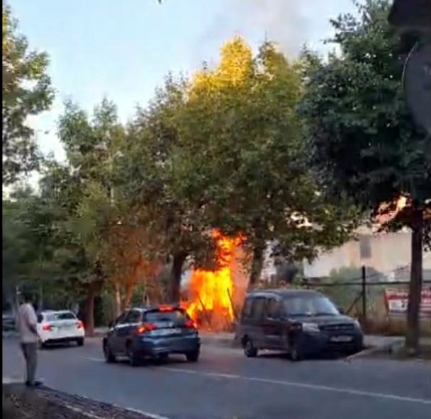 İstanbul Avcılar’da baraka alev alev yandı