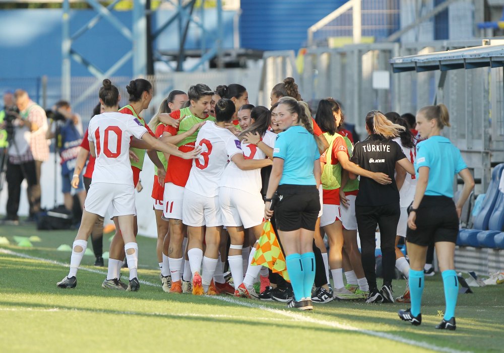 A Milli Kadın Futbol Takımı play-off’ları garantiledi