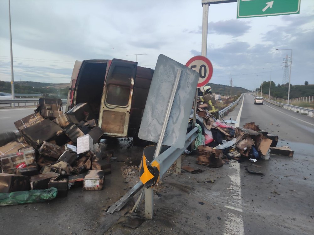 Bursa'da, bariyerlere çarpan minibüs alev alev yandı