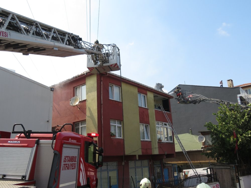 Ataşehir'de çıkan çatı katı yangınında patlama!