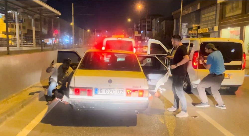 Film sahnelerini aratmayan kovalamaca kamerada... Polisin 'dur' ihtarına uymadı, trafikten menedildi