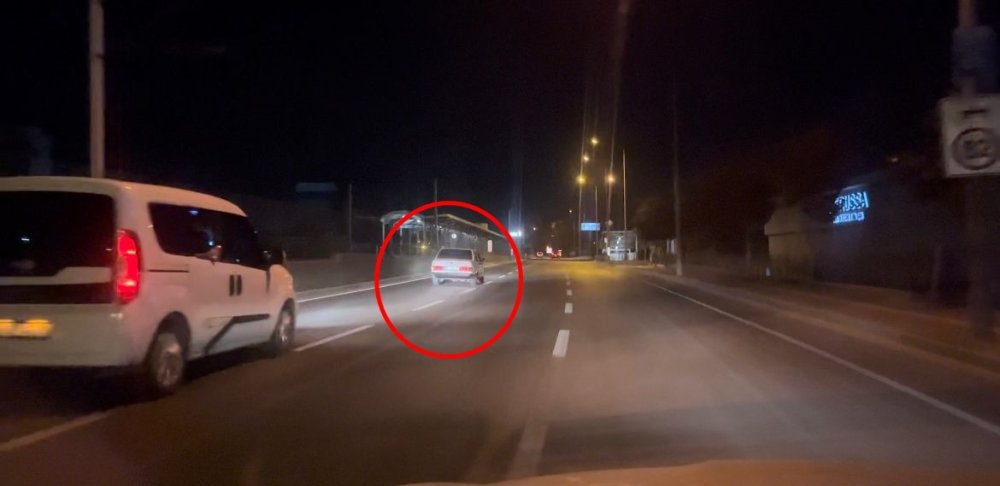 Film sahnelerini aratmayan kovalamaca kamerada... Polisin 'dur' ihtarına uymadı, trafikten menedildi