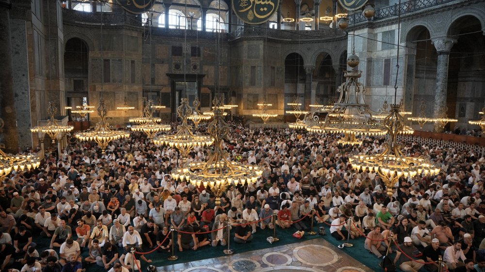 Vakıflar Genel Müdürlüğü Ayasofya Camisi'nde aşure dağıttı