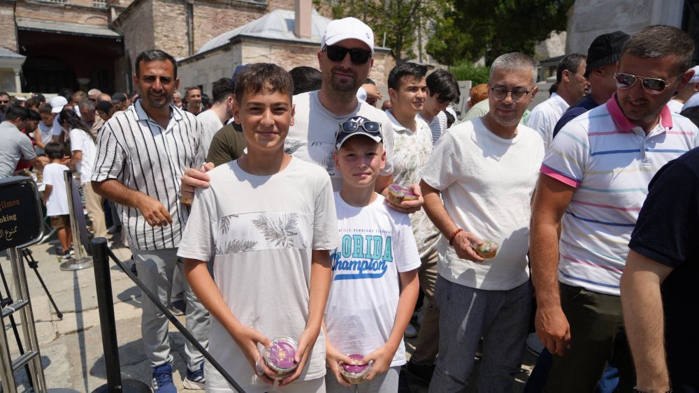 Vakıflar Genel Müdürlüğü Ayasofya Camisi'nde aşure dağıttı