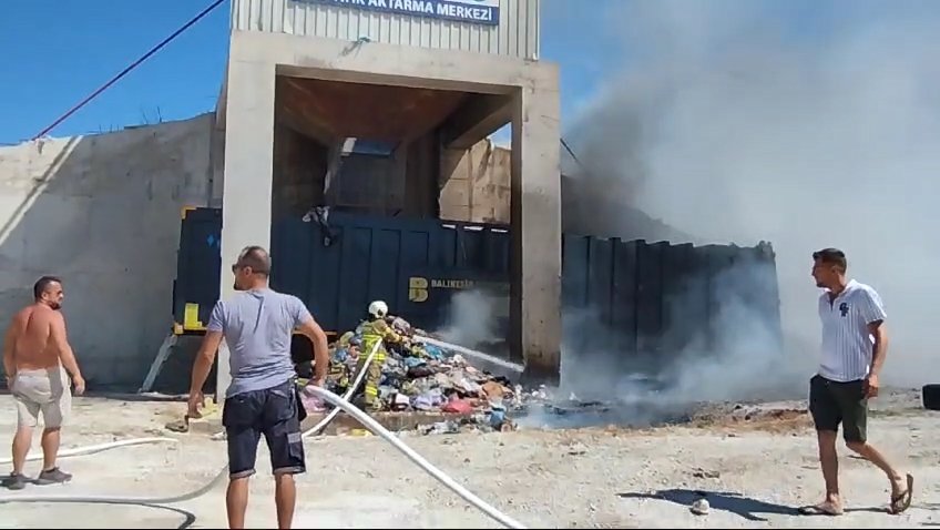 Balıkesir'deki katı atık aktarma tesisindeki yangın söndürüldü