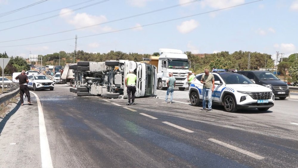 İstanbul'da hafriyat kamyonu devrildi: Tonlarca mıcır yola saçıldı, yoğun trafik oluştu