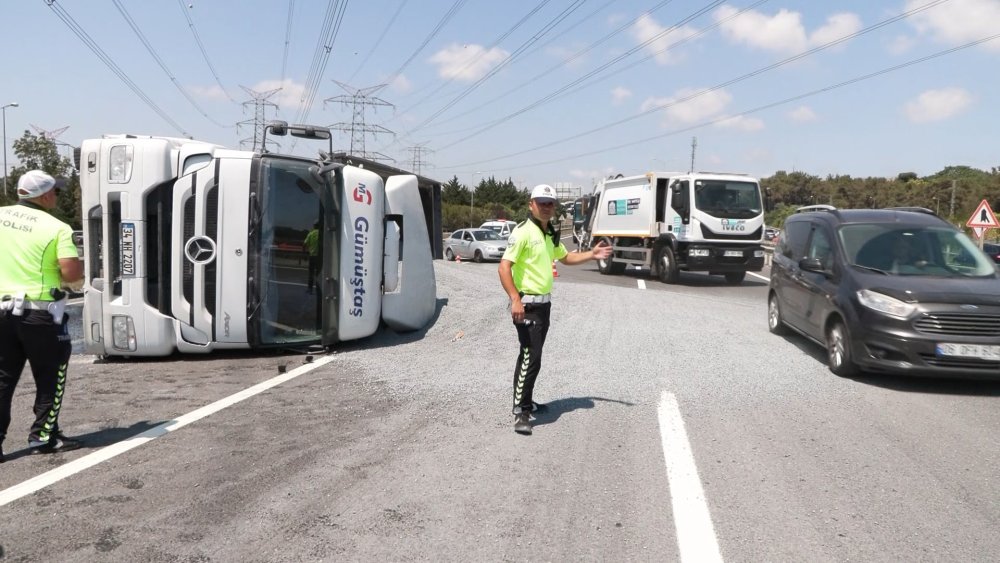 İstanbul'da hafriyat kamyonu devrildi: Tonlarca mıcır yola saçıldı, yoğun trafik oluştu