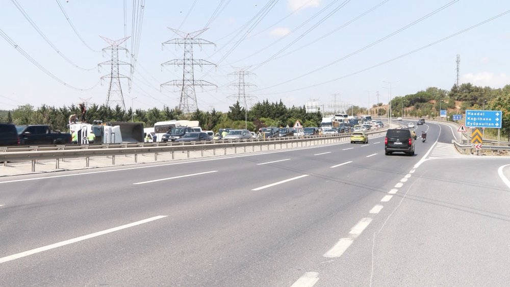 İstanbul'da hafriyat kamyonu devrildi: Tonlarca mıcır yola saçıldı, yoğun trafik oluştu