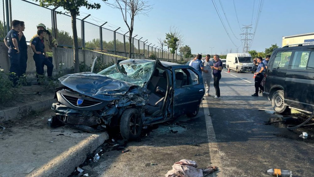 Bağcılar'da korkutan kaza! Minibüs ile otomobilin çarpıştığı kazada yaralılar var