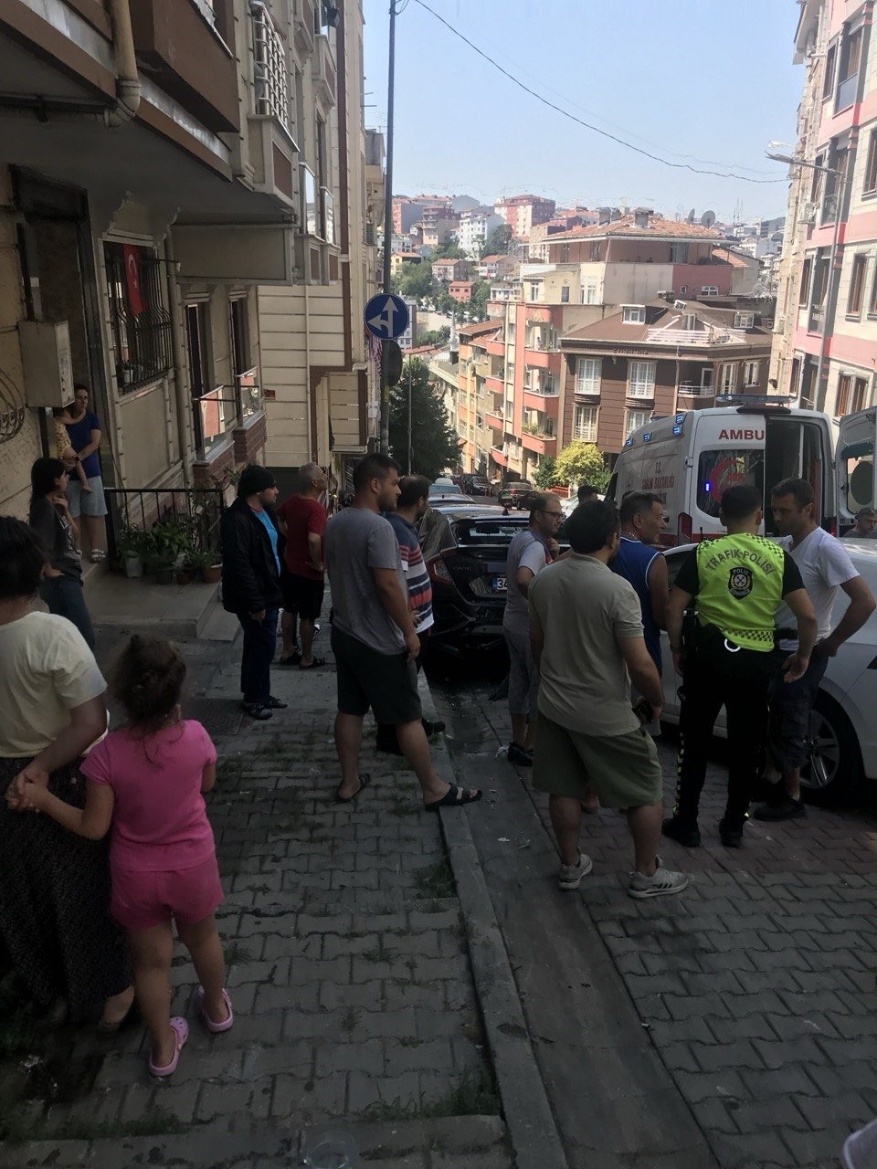 Feci kaza.. Kontrolden çıkan otomobil araçlara çarptı: Sürücü kendini araçtan dışarıya attı, yerlerde sürükledi