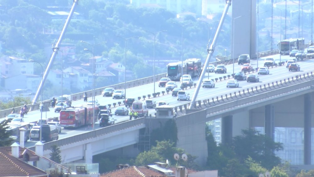 15 Temmuz Şehitler Köprüsü’nde metrobüsle motosiklet çarpıştı!