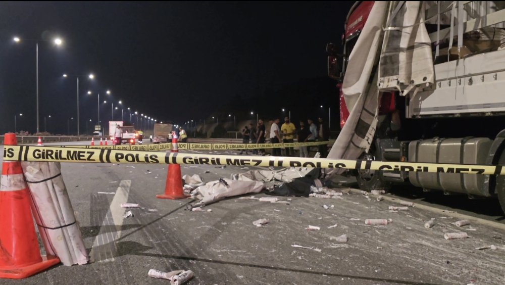 Kuzey Marmara Otoyolu'nda lastiği patlayan TIR'a arkadan çarptı: 1 ölü