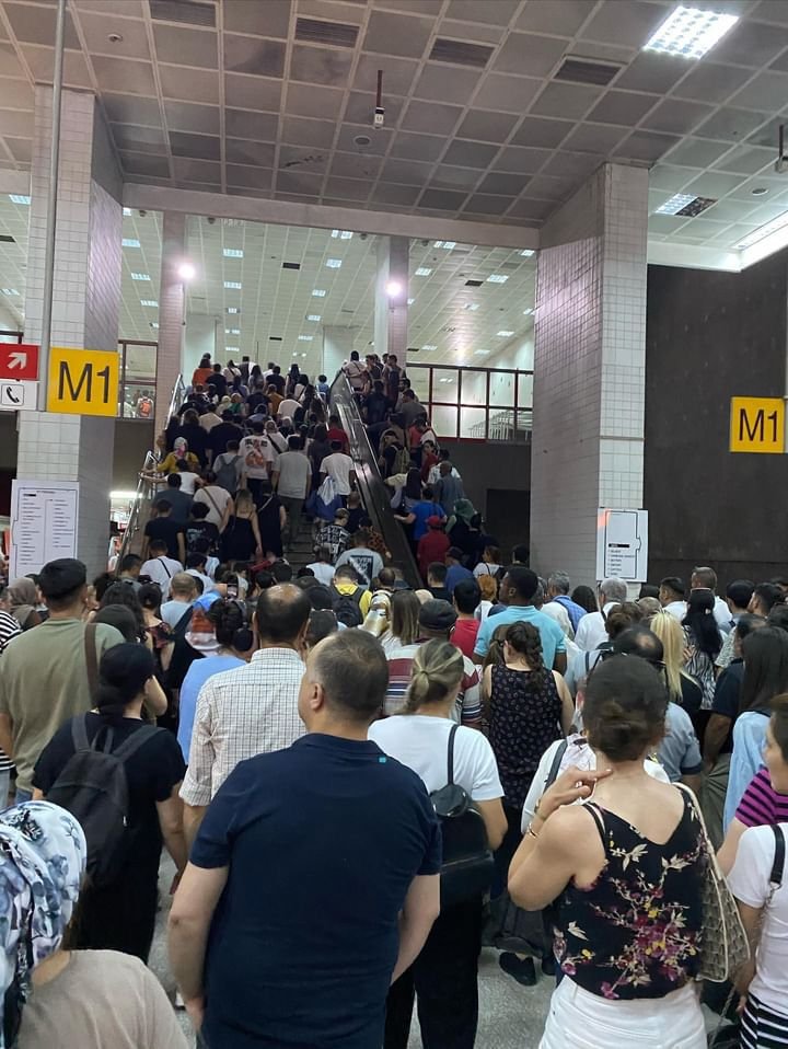 Metro hattı aşırı sıcak yüzünden arızalandı, saatlerce sefer yapılamadı