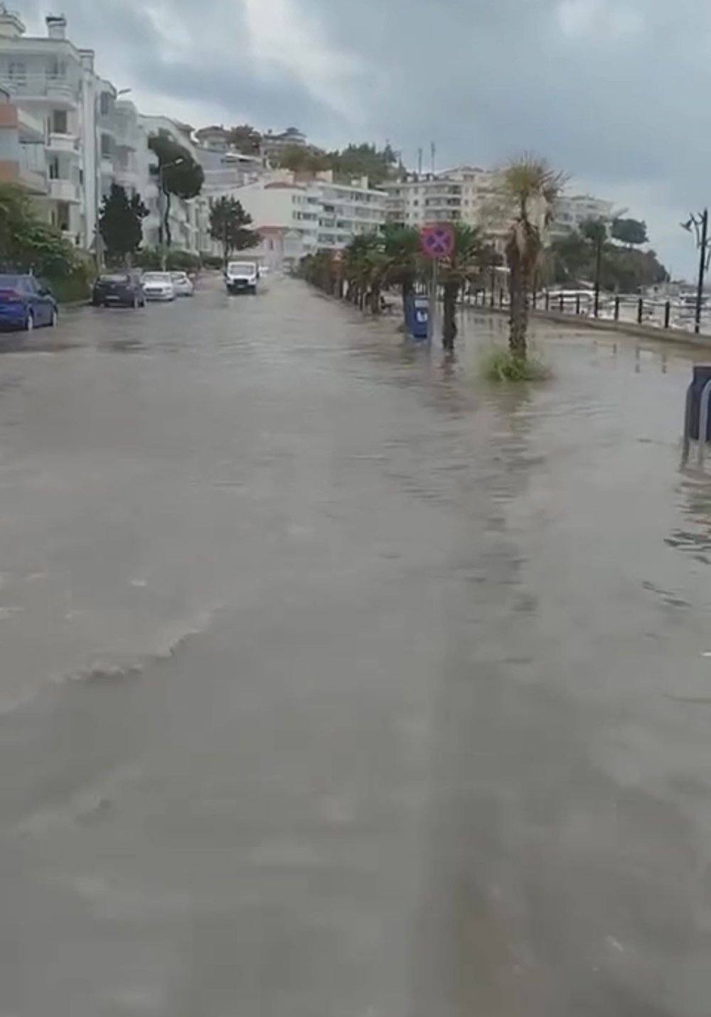 Mudanya'yı sağanak vurdu, sahil yolu göle döndü!