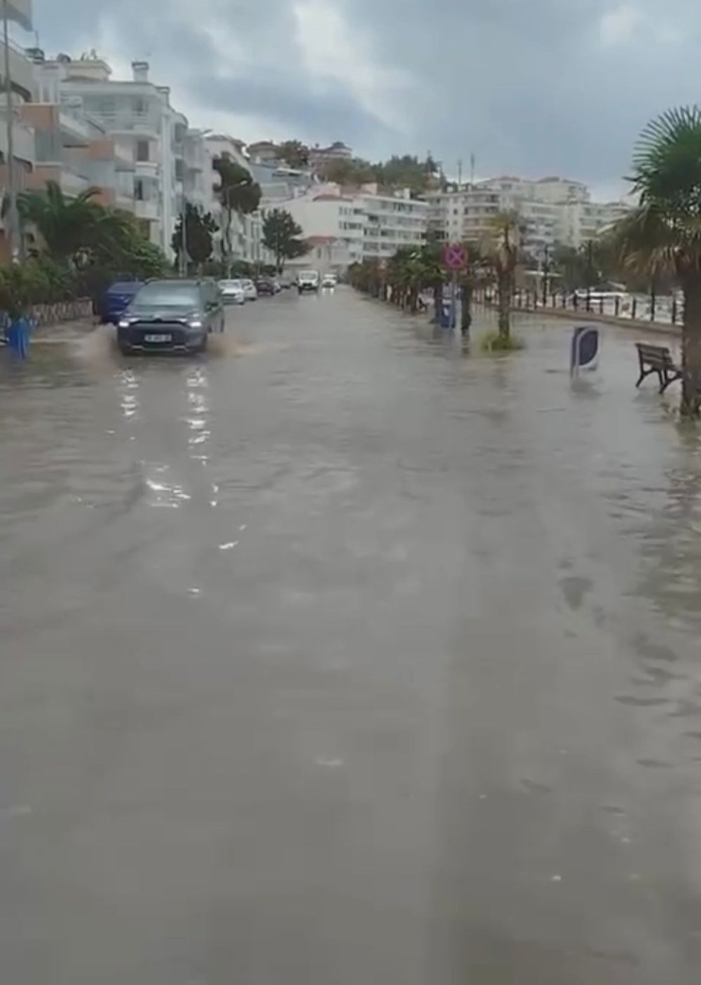 Mudanya'yı sağanak vurdu, sahil yolu göle döndü!