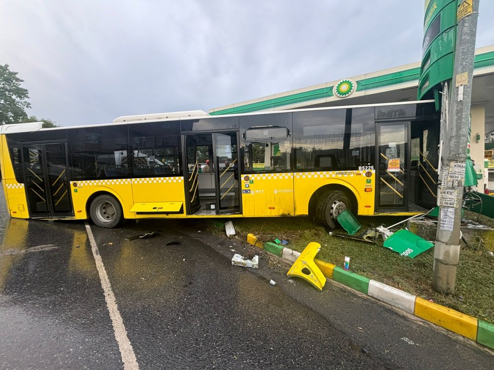 Avcılar’da 3 araca çarpan İETT otobüsü akaryakıt istasyonuna daldı!