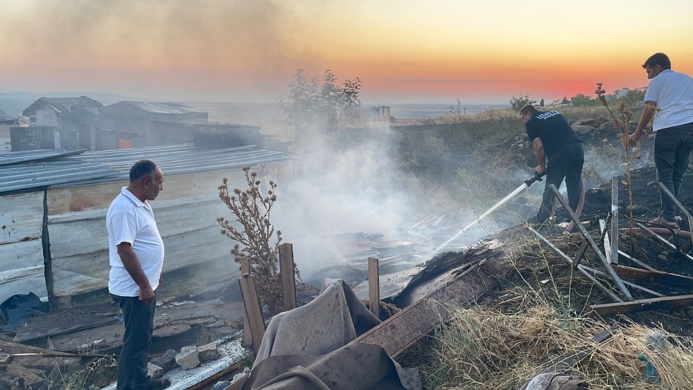 Edirne'deki otluk alanda çıkan yangın, güvercin kümeslerine yaklaştı