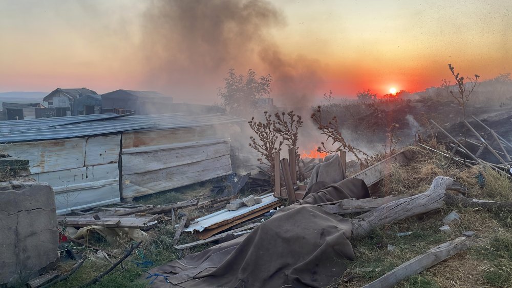 Edirne'deki otluk alanda çıkan yangın, güvercin kümeslerine yaklaştı