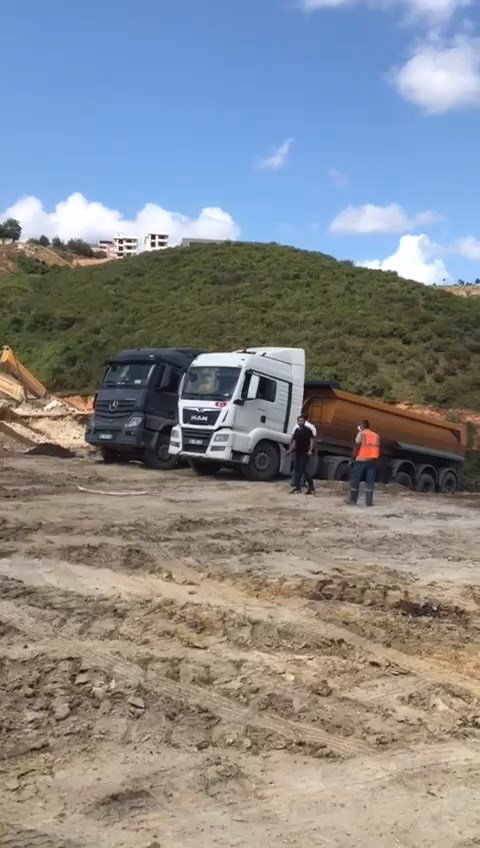 Kamyonların devrildiği döküm sahasında yeni toprak kayması