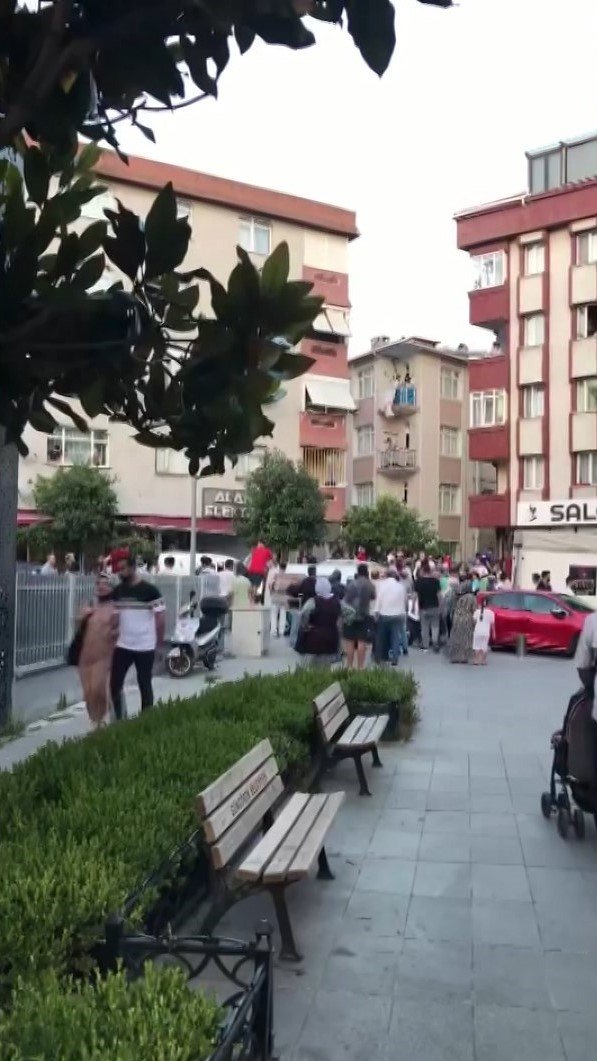 Güngören'deki kadın kuaförüne silahlı saldırı düzenlendi: Yaralılar var!