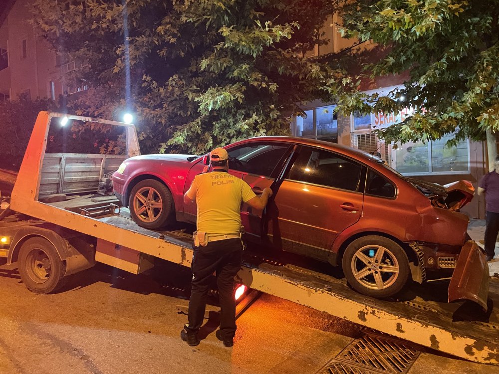 Otomobile çarpan kamyonetin sürücüsü kaçtı, plakası olay yerinde düştü: 1 yaralı