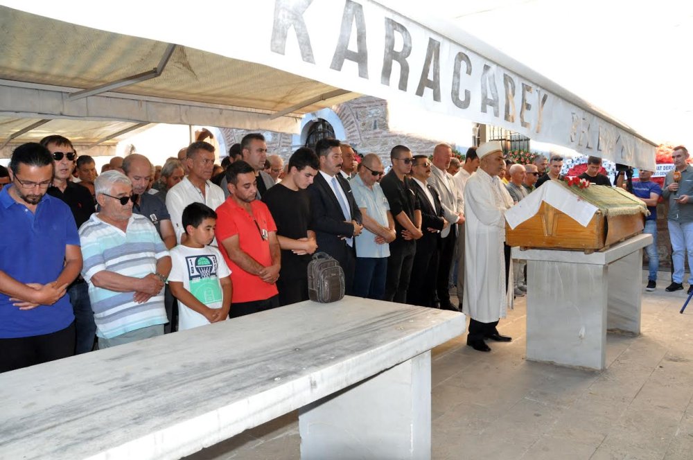 Halı saha maçında kalp krizi geçirip hayatını kaybeden başkan yardımcısı toprağa verildi