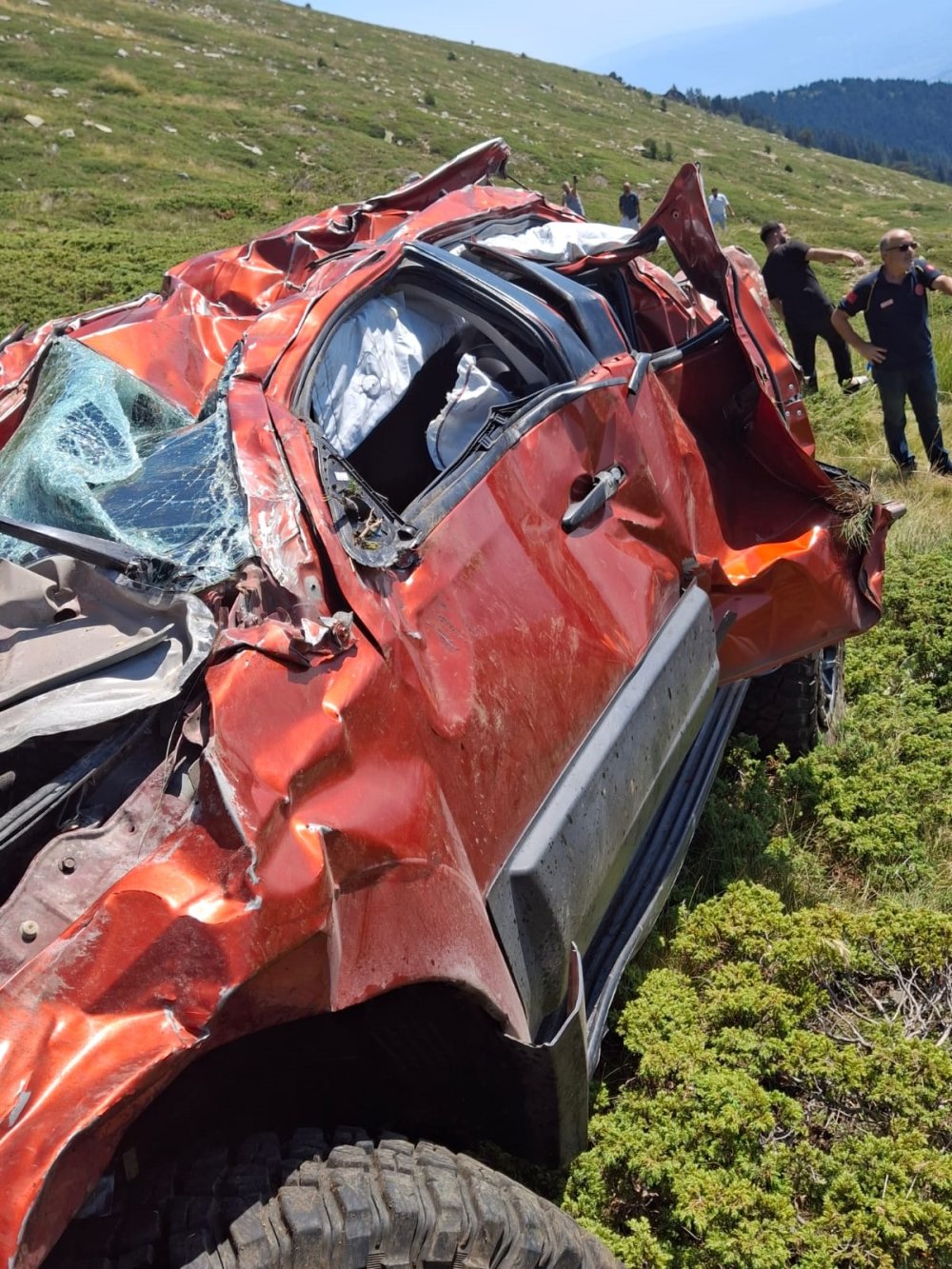 Bursa'da off-road aracı, 100 metrelik uçuruma düştü: Yaralılar helikopterle alındı