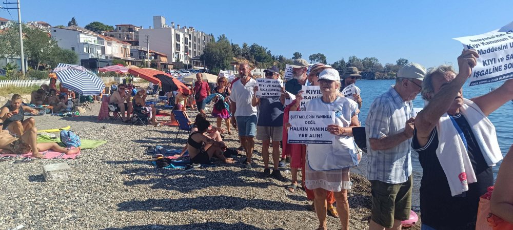 İşgal edilen plajlara Foça'da 'Kıyılar Halkındır' eylemi düzenlendi