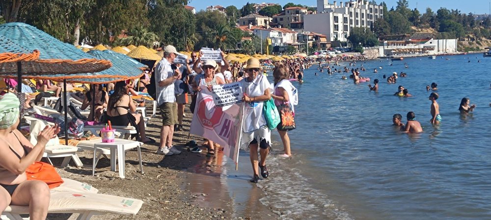 İşgal edilen plajlara Foça'da 'Kıyılar Halkındır' eylemi düzenlendi