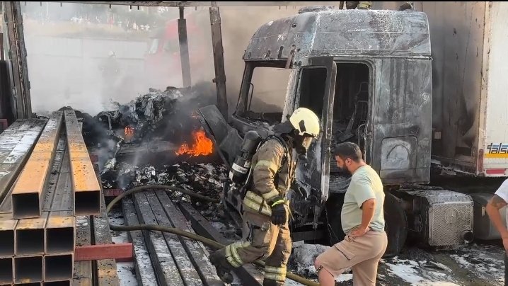 Esenyurt'ta park halindeki TIR'da yangın çıktı