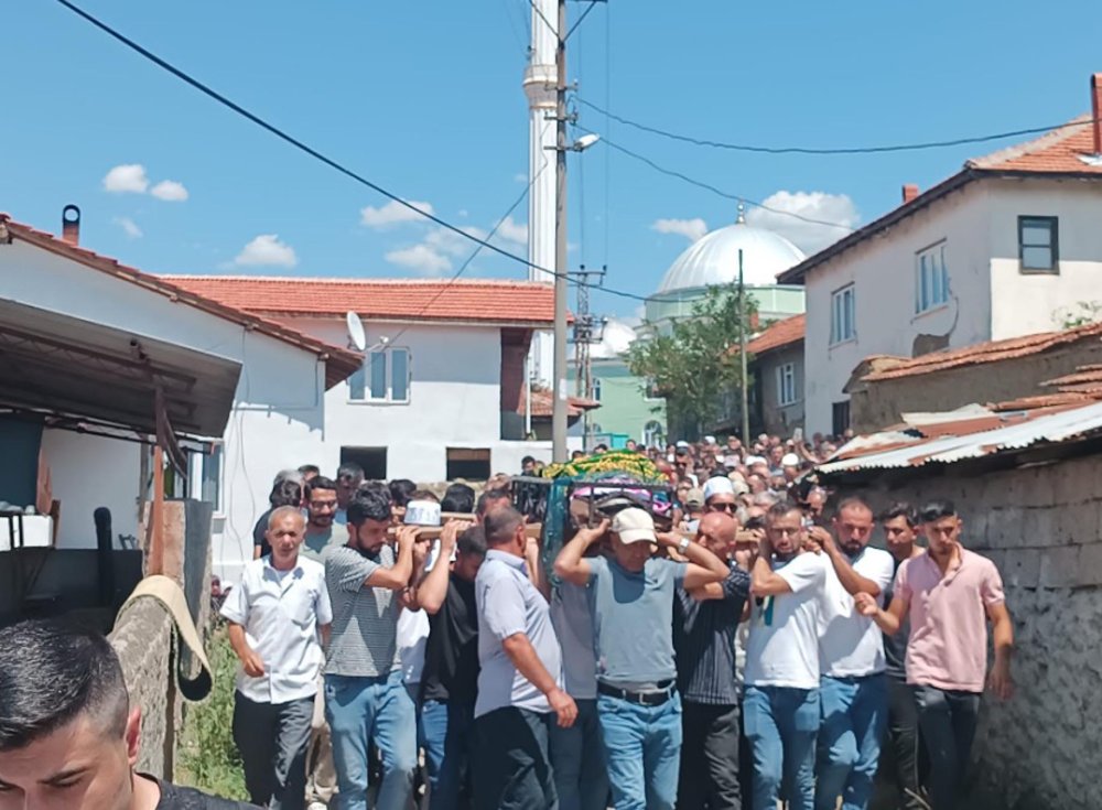 Düğün gecesi trafik kazasında hayatını kaybeden çift, yan yana toprağa verildi