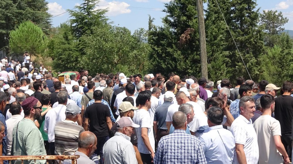 Düğün gecesi trafik kazasında hayatını kaybeden çift, yan yana toprağa verildi