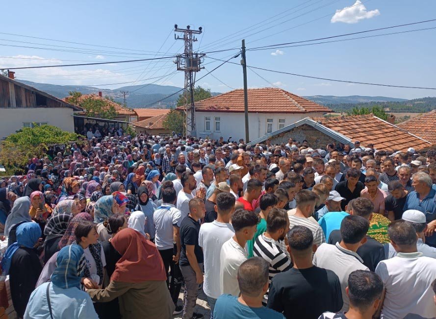 Düğün gecesi trafik kazasında hayatını kaybeden çift, yan yana toprağa verildi