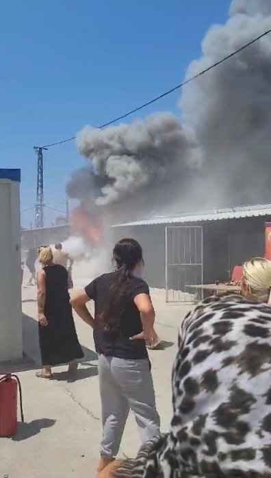 Hatay'daki konteyner kentte yangın çıktı; yangın vatandaşlar tarafından söndürüldü