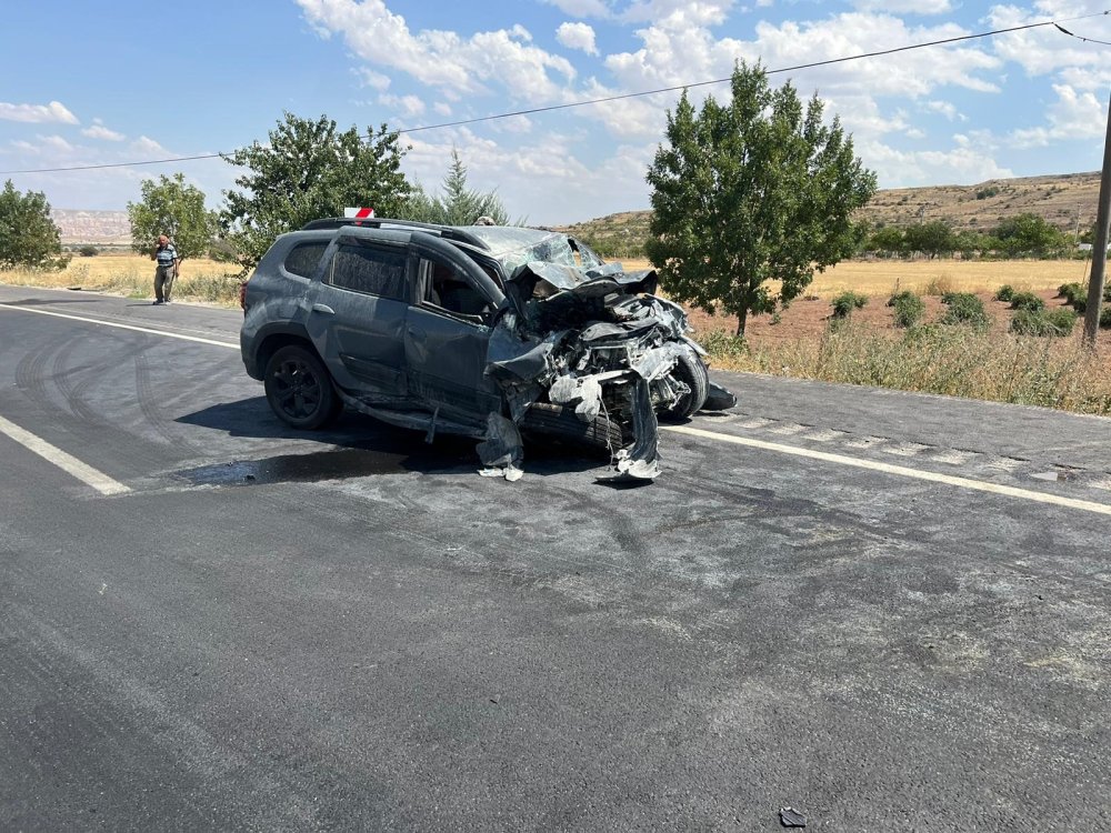 Nevşehir'de minibüs ile cip kazaya karıştı: 1'i ağır, 14 kişi yaralandı