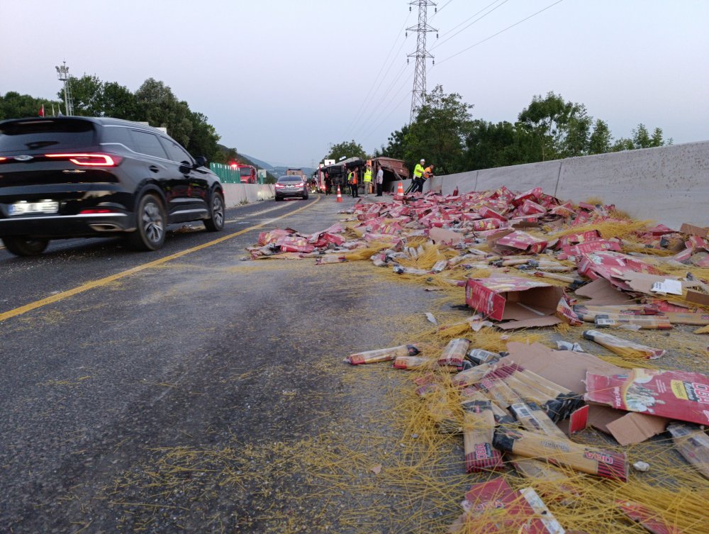 Düzce'de otobüs ve araca çarpan TIR, otomobilin üzerine devrildi