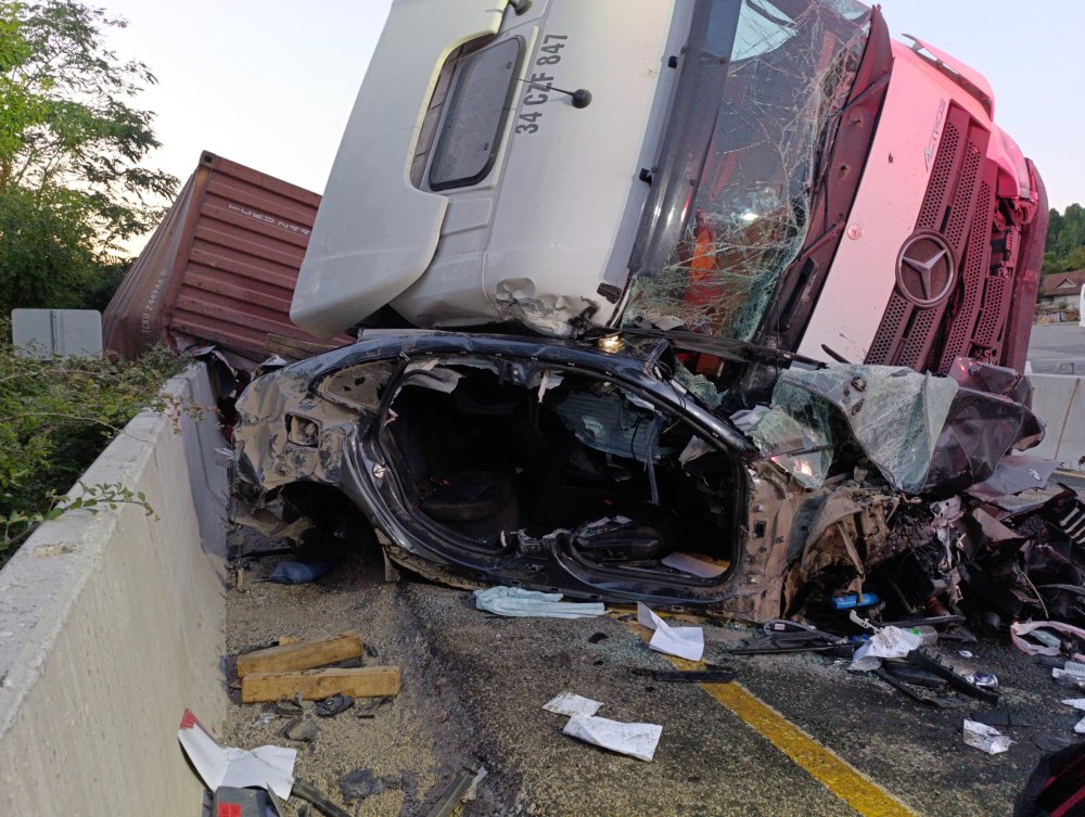 Düzce'de otobüs ve araca çarpan TIR, otomobilin üzerine devrildi