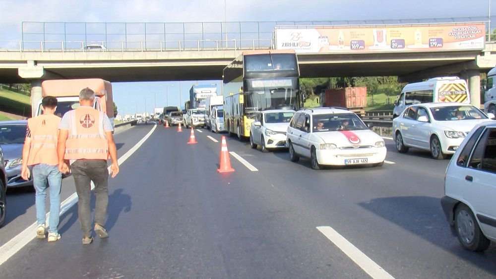 Küçükçekmece TEM'de feci kaza! Kamyonete çarpan motosiklet sürücüsü öldü