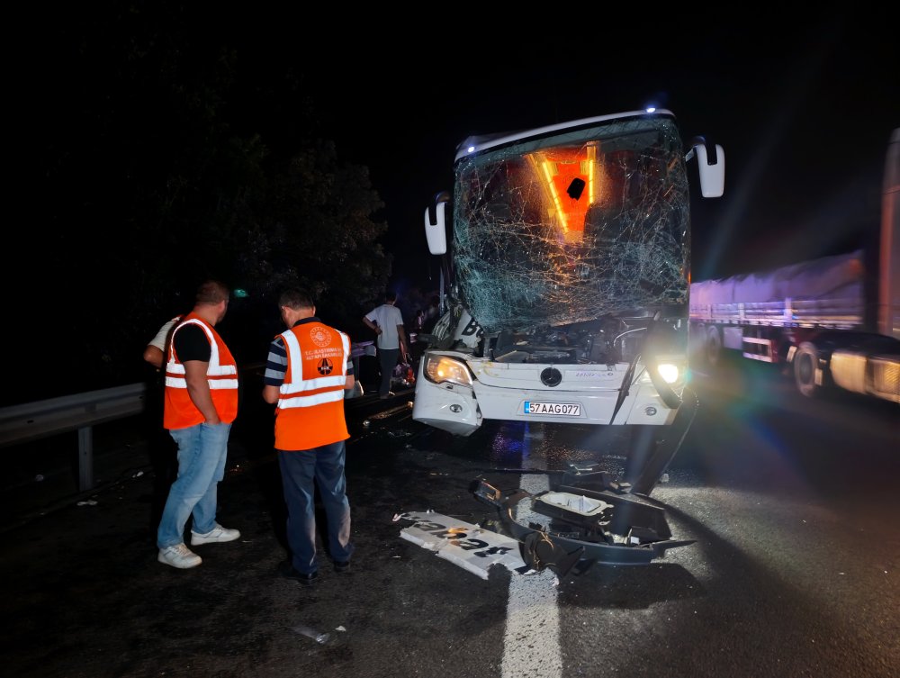 Düzce'de yolcu otobüsü TIR'a çarptı: 25 kişi yaralandı