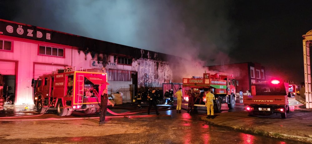 Gece saatleri geri dönüşüm tesisindeki yangın çıktı