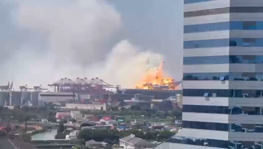 Çin’de konteyner gemisinde şiddetli patlama!