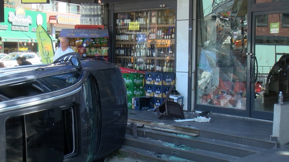 Maltepe’de cip sürücüsü dükkana daldı: Yaralılar var!